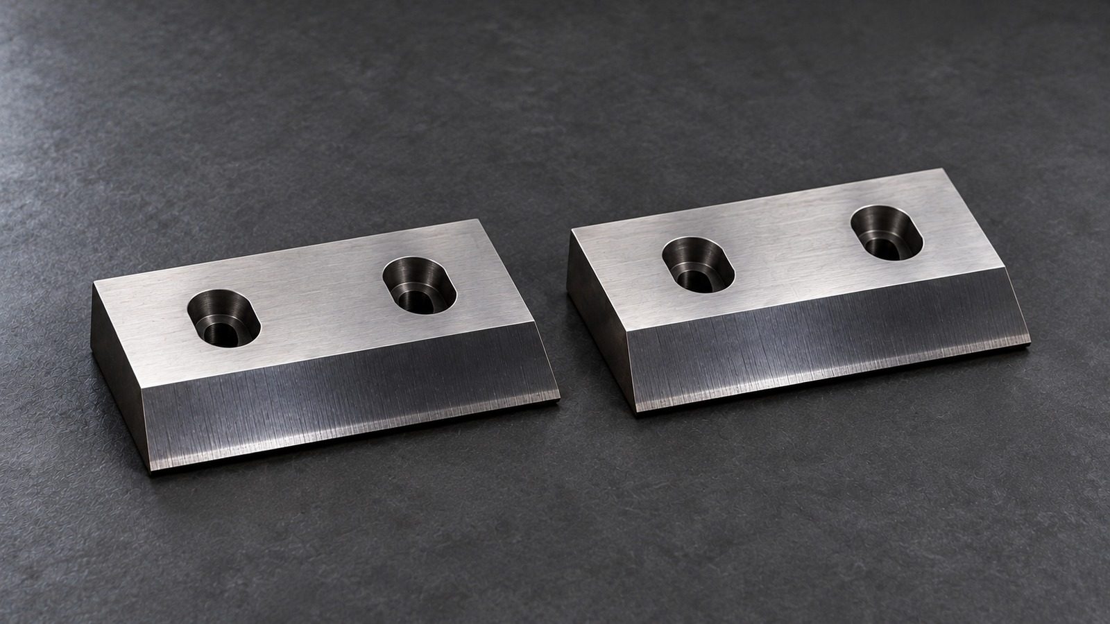 Two 100 mm fixed flat knives for the lower plastic crusher